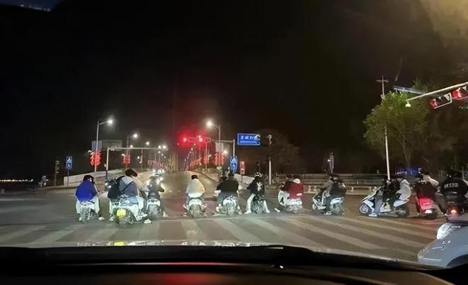 鬼火少年街头飙车被警方及时制止维护交通秩序(图4)