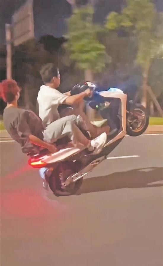 鬼火少年街头飙车被警方及时制止维护交通秩序(图3)