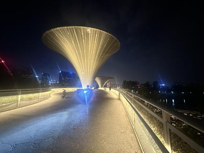 人行天桥变“骑行”天桥？市民投诉成都网红