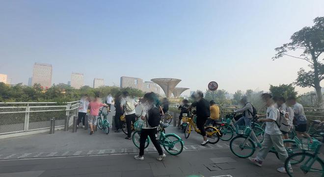 人行天桥变“骑行”天桥？市民投诉成都网红“蘑菇桥”有通行安全隐患(图2)