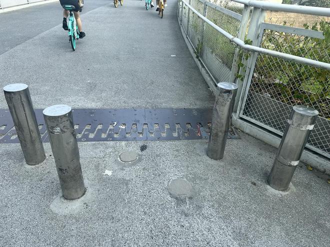 人行天桥变“骑行”天桥？市民投诉成都网红“蘑菇桥”有通行安全隐患(图5)