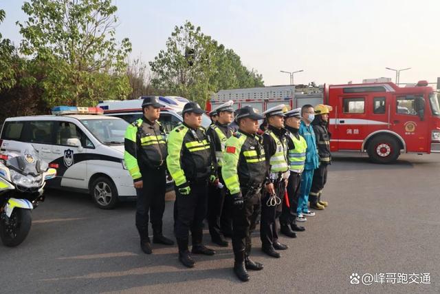 偃师交警开展道路交通事故应急处置演练(图2)