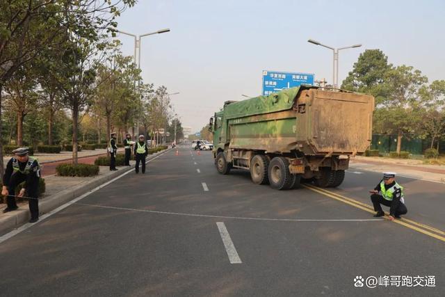 偃师交警开展道路交通事故应急处置演练(图3)