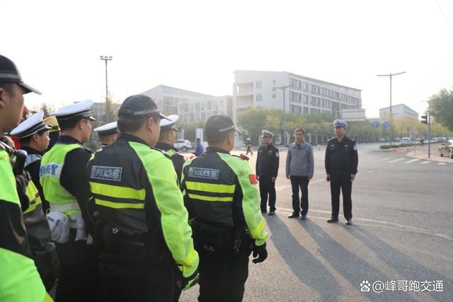 偃师交警开展道路交通事故应急处置演练