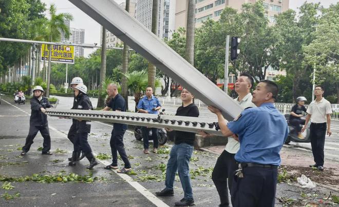 湛江客运班车、公交、机场恢复营运!风还没停他们逆风而行!(图11)