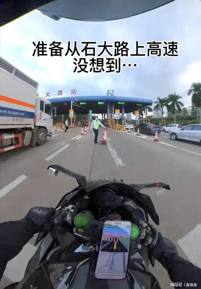 网红骑车上高速被工作人员丢雪糕桶导致翻车