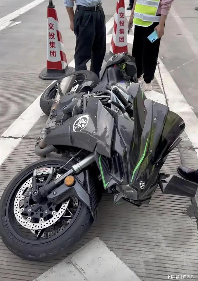 网红骑车上高速被工作人员丢雪糕桶导致翻车网友们却炸了锅(图3)
