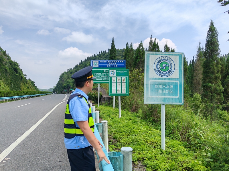 贵州交通执法九支队二大队:携手共建最美高速(图4)