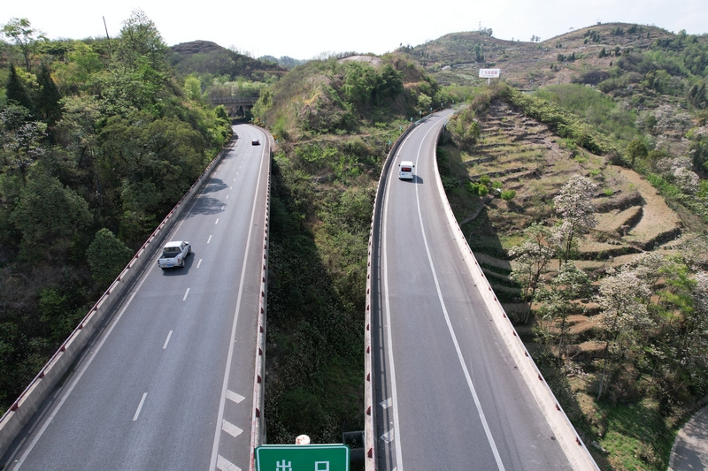 贵州交通执法九支队二大队:携手共建最美高速(图3)