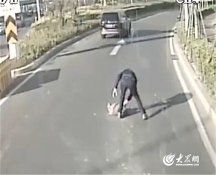 路遇障碍物阻交通青岛公交司机及时清理获点