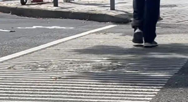 深圳一路口换上新型斑马线市民称“看了晕眩