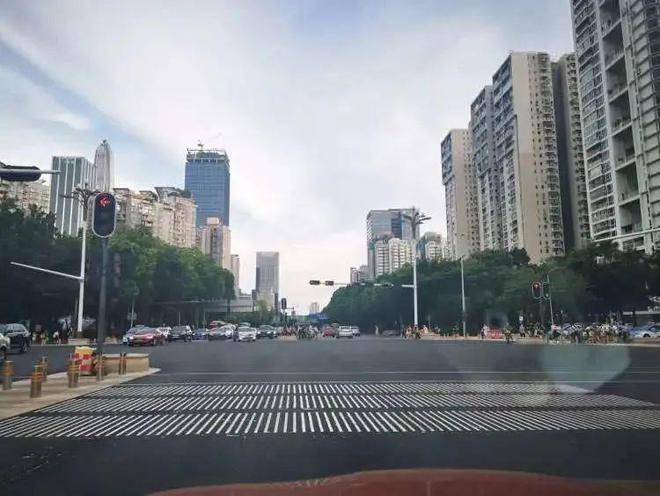 深圳一路口换上新型斑马线市民称“看了晕眩”！部门回应(图3)