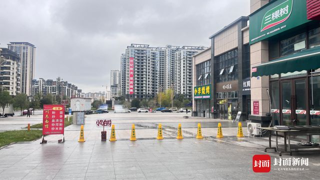 四川广安一小区外路面“隐形台阶”致多辆过路车翻车住建局：督促整改并全区隐患排查(图2)