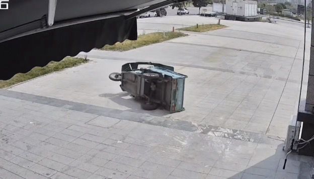 四川广安一小区外路面“隐形台阶”致多辆过路车翻车住建局：督促整改并全区隐患排查(图4)