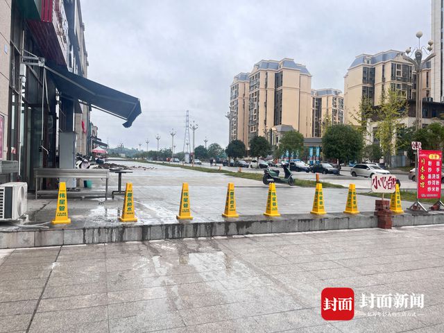 四川广安一小区外路面“隐形台阶”致多辆过