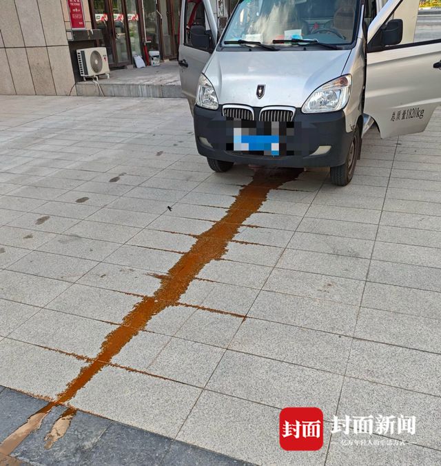 四川广安一小区外路面“隐形台阶”致多辆过路车翻车住建局：督促整改并全区隐患排查(图3)