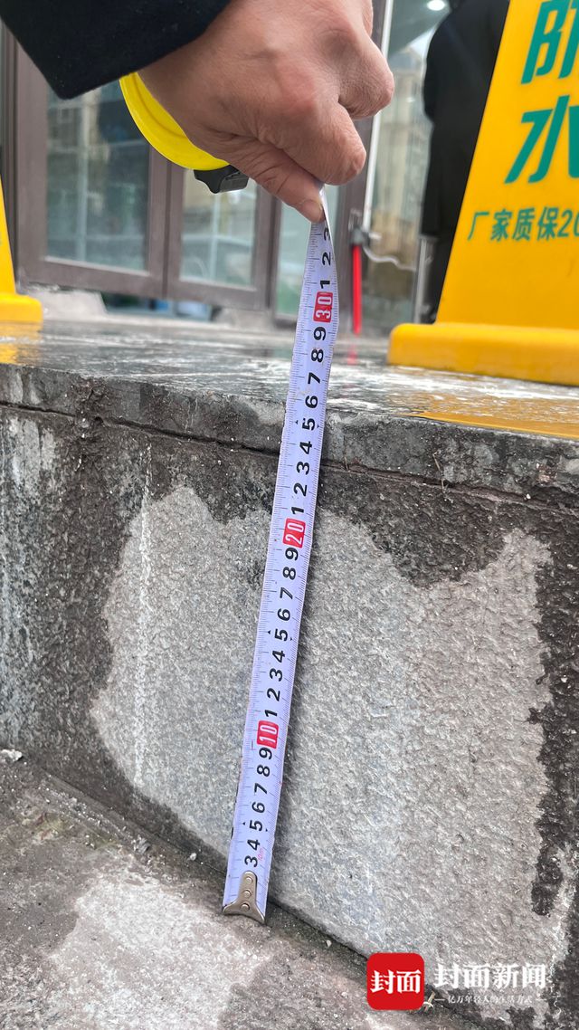 四川广安一小区外路面“隐形台阶”致多辆过路车翻车住建局：督促整改并全区隐患排查(图5)