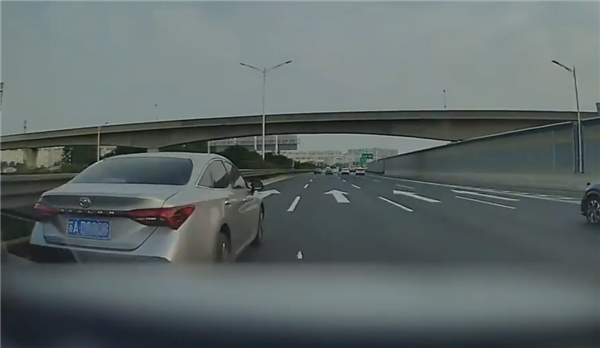 为何高速上总是堵车博主晒：好多日系慢车走最左侧(图2)
