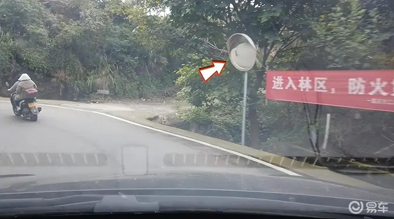 开车在路上看到5样东西要马上知道背后的风险避免事故(图1)