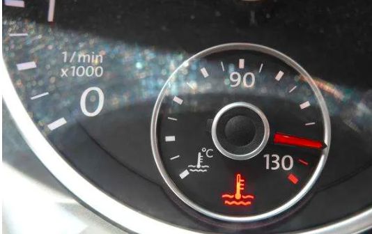 夏季行车必看！仪表盘这三大“红灯”亮起务必立即停车(图1)