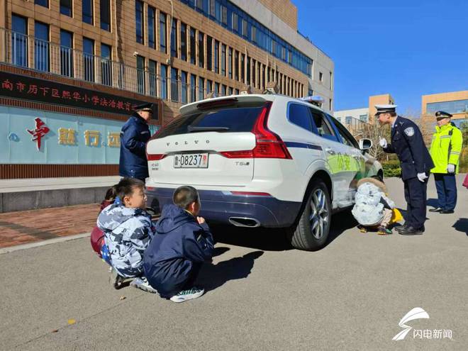 “交警进校园交规入童心”安全宣传日交通安全进校园(图4)
