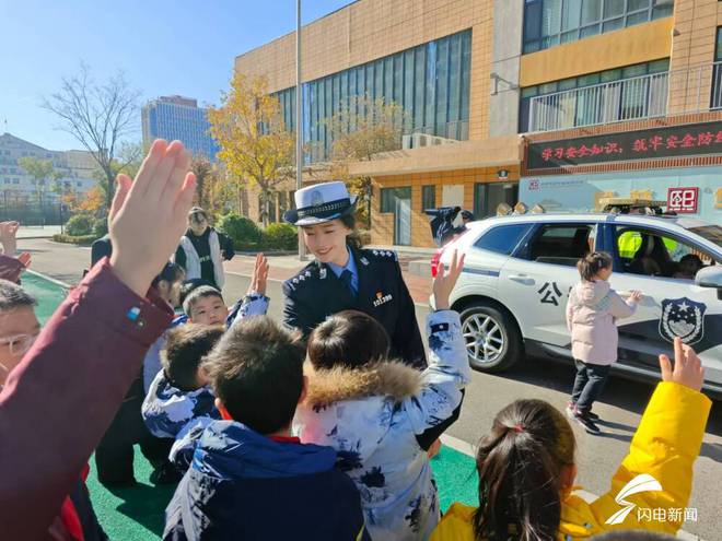 “交警进校园交规入童心”安全宣传日交通安