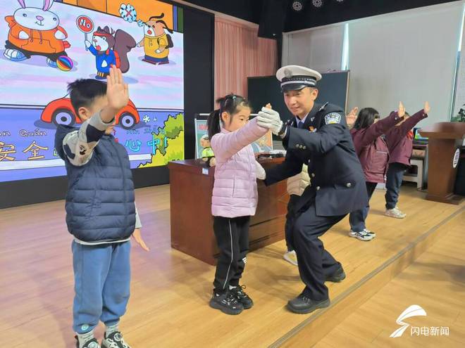 “交警进校园交规入童心”安全宣传日交通安全进校园(图3)