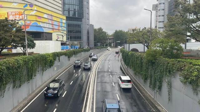 徐汇交警加强防汛防台警力部署早高峰交通平稳有序(图2)