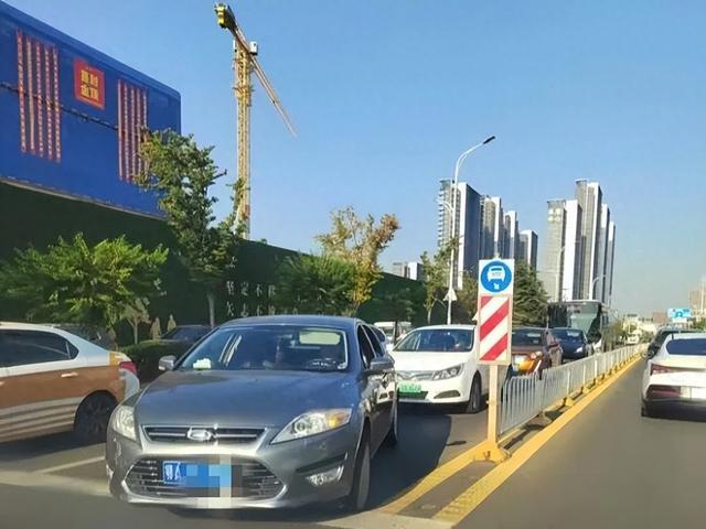 武汉市民连续发现交通标志牌“左右不分”交