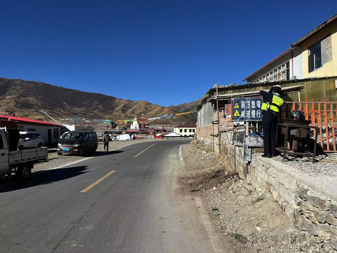 交警大队开展农村牧区维护道路交通标识标牌维护工作(图2)