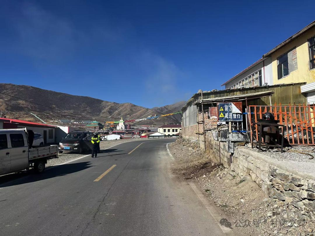交警大队开展农村牧区维护道路交通标识标牌