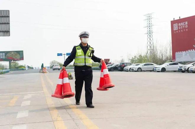 真是无语了！番禺：男子竟偷走路边18个路