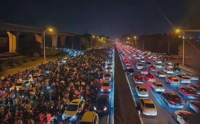 网友：郑开大道今晚不止10万人？交警封路50公里摆上了锥形桶…(图2)