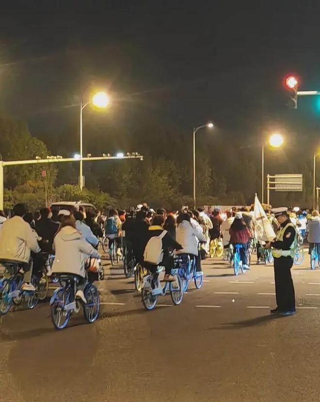 网友：郑开大道今晚不止10万人？交警封路50公里摆上了锥形桶…(图7)