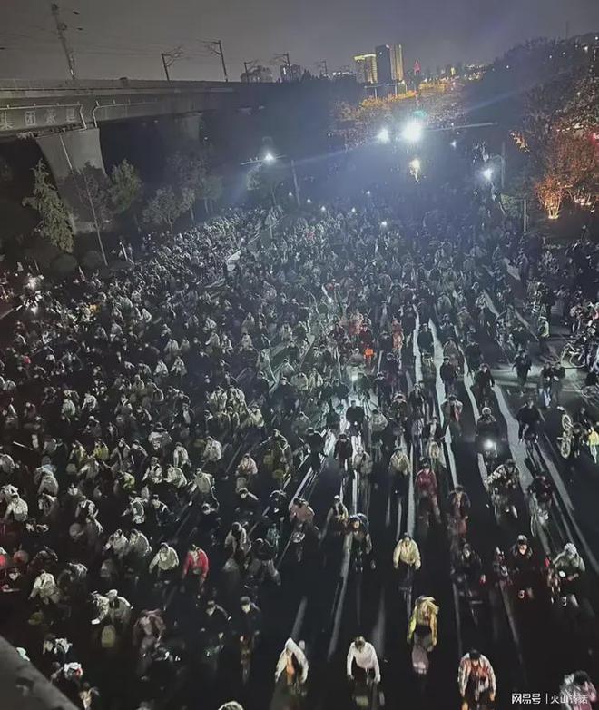 网友：郑开大道今晚不止10万人？交警封路50公里摆上了锥形桶…(图8)
