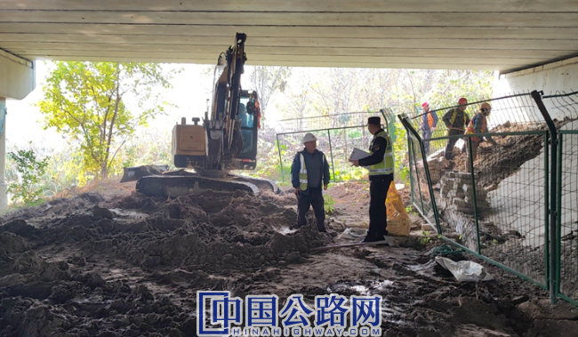 宁通支队第二大队联合养护部门快速处置高速
