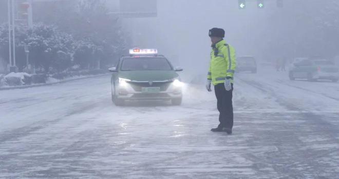 巩留交警坚守岗位全力保障大雾天气交通道路安全(图3)