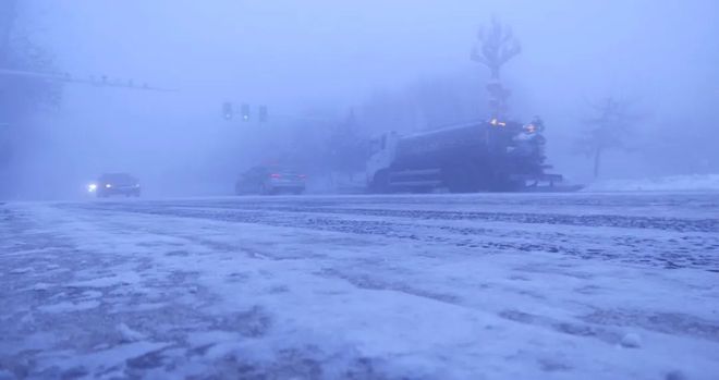 巩留交警坚守岗位全力保障大雾天气交通道路安全(图4)