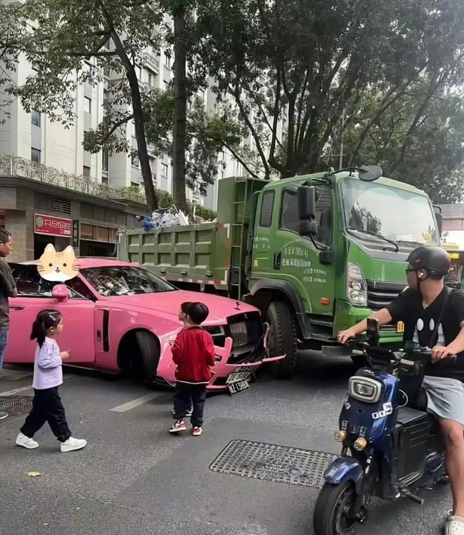 货车不小心吻到劳斯莱斯后续：富婆司机人美心善网友围观吃瓜(图2)