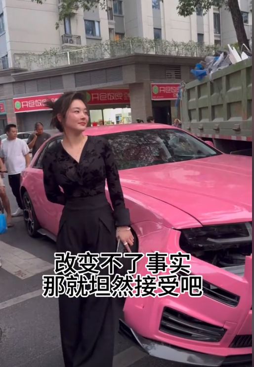 货车不小心吻到劳斯莱斯后续：富婆司机人美心善网友围观吃瓜(图3)