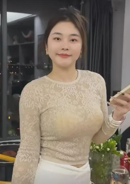 货车不小心吻到劳斯莱斯后续：富婆司机人美心善网友围观吃瓜(图7)