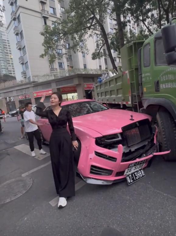 撞劳斯莱斯货车仅买百万车险小姐姐回应超险