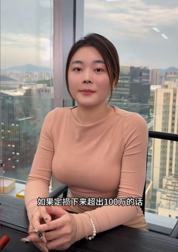 撞劳斯莱斯货车仅买百万车险小姐姐回应超险自抗富豪老公露面(图12)