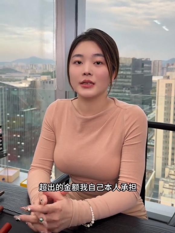 撞劳斯莱斯货车仅买百万车险小姐姐回应超险自抗富豪老公露面(图13)