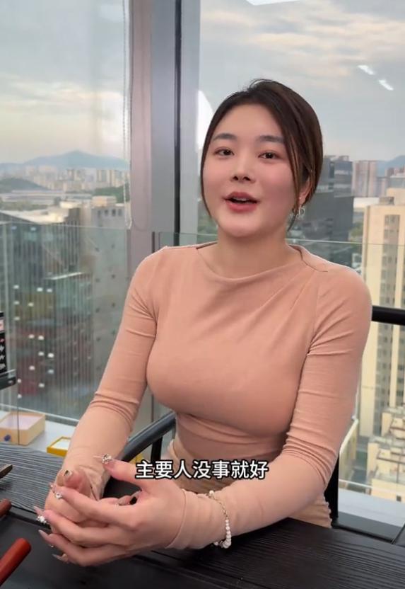 撞劳斯莱斯货车仅买百万车险小姐姐回应超险自抗富豪老公露面(图14)
