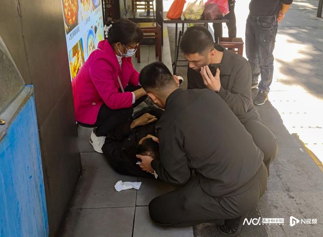 老人倒地、车辆事故……佛山武警一天两次“