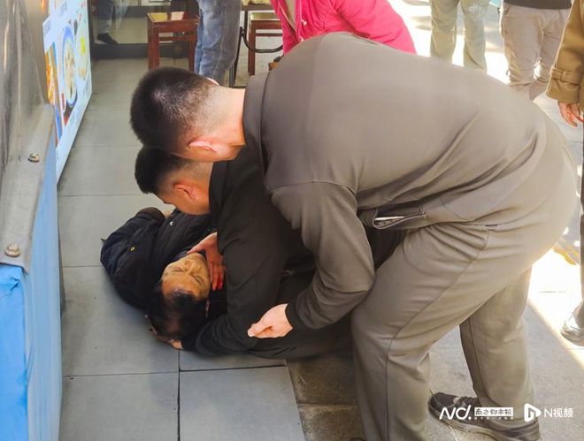 老人倒地、车辆事故……佛山武警一天两次“出手”救险！(图2)