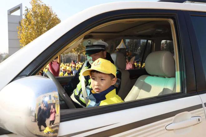 闻喜公安交警走进县第三幼儿园开展122“全国交通安全日”主题宣传活动(图3)
