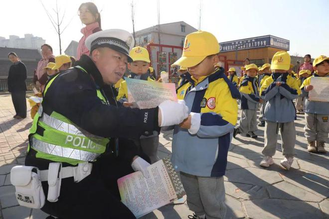 闻喜公安交警走进县第三幼儿园开展122“全国交通安全日”主题宣传活动(图2)