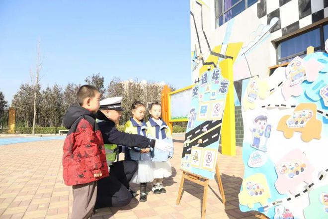 闻喜公安交警走进县第三幼儿园开展122“全国交通安全日”主题宣传活动(图4)